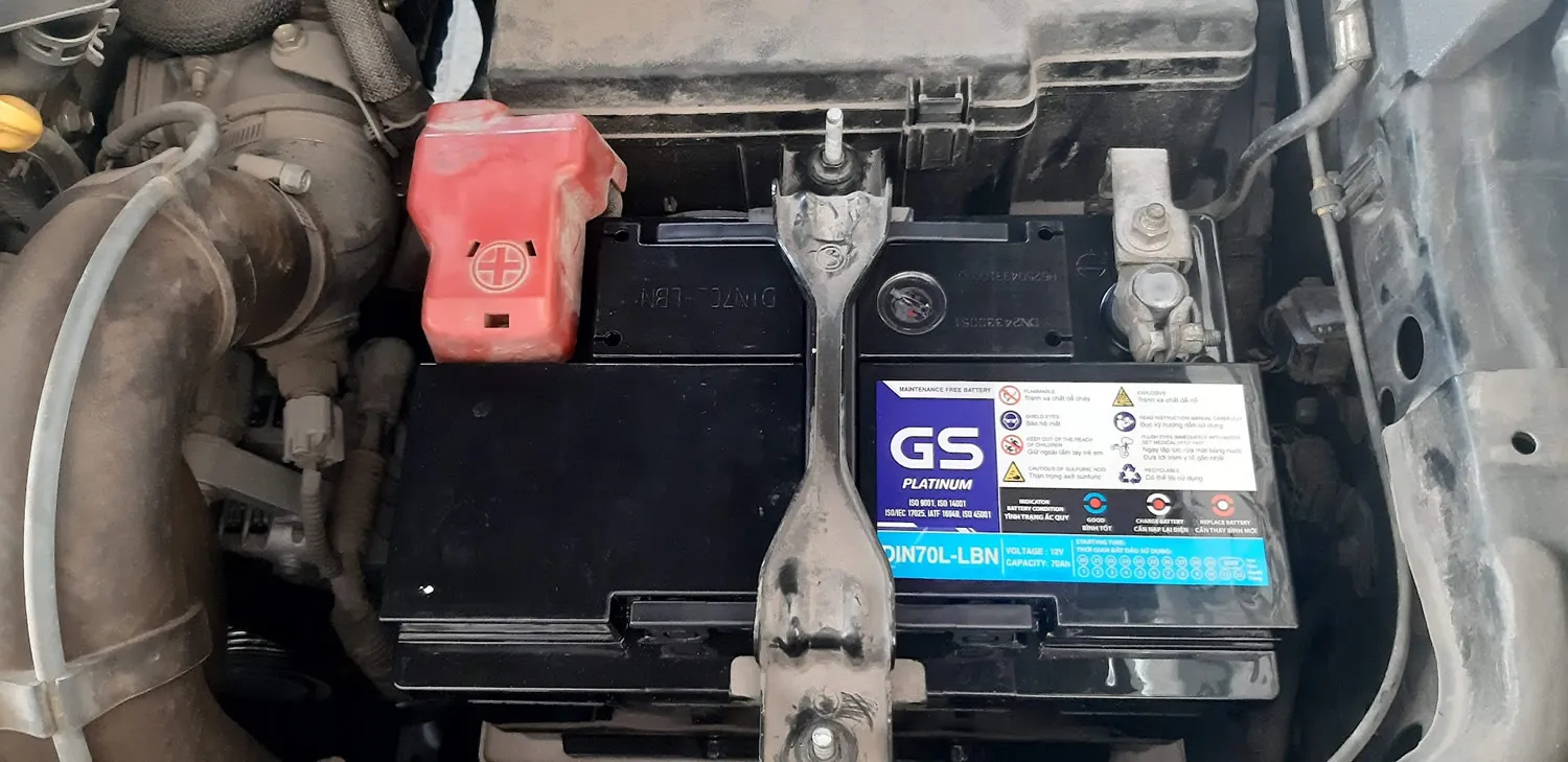 Thay bình ắc quy GS cho xe Toyota Fortuner
