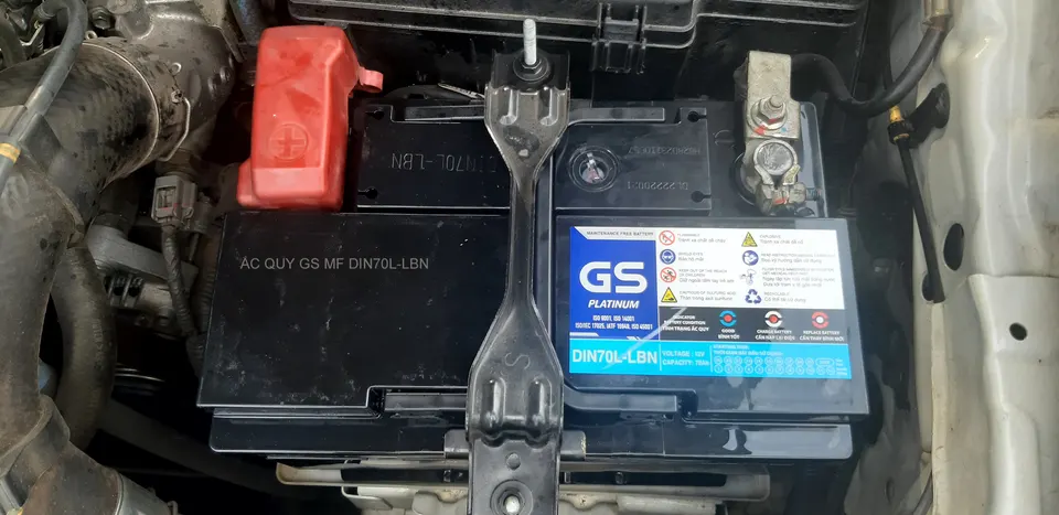 thay bình ắc quy GS Din70l cho xe Fortuner