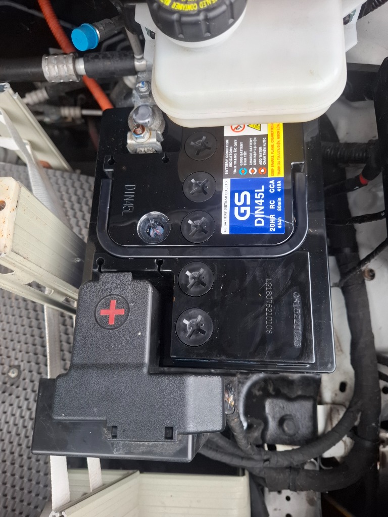 Thay bình ắc quy GS DIN45L 12V 45Ah cho xe điện BYD Atto 2 tại Cần Thơ - Ắc Quy Cát Lâm