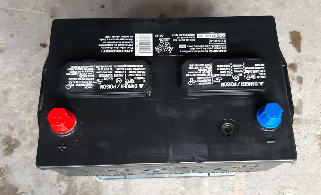 Vị trí khoang động cơ xe Ford Explorer nơi lắp đặt bình ắc quy cọc R tại Cần Thơ - Ắc Quy Cát Lâm