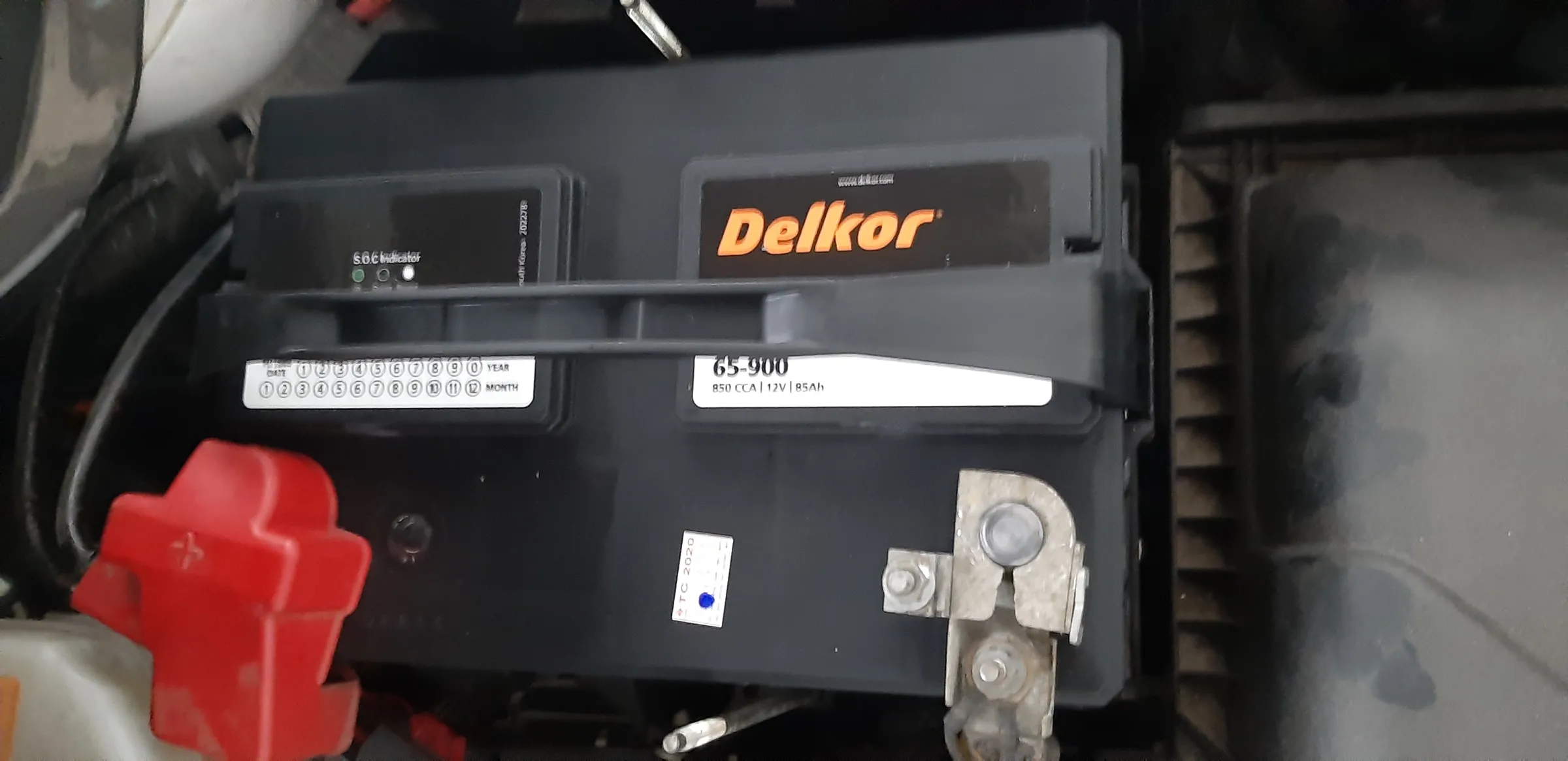 Lắp đặt thực tế bình Delkor 65-900 cọc R cho xe Ford Explorer vừa vặn tuyệt đối tại Cần Thơ - Ắc Quy Cát Lâm