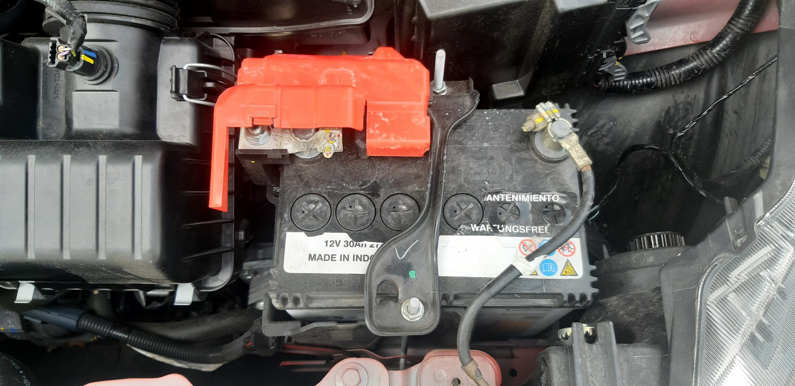 Vị trí lắp đặt bình ắc quy thay thế 40Ah vừa vặn trên xe Honda Brio tại Cần Thơ - Ắc Quy Cát Lâm