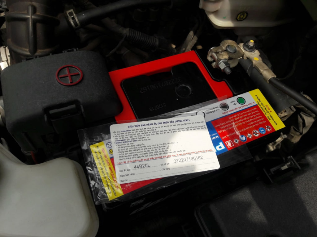 Cận cảnh bình ắc quy Đồng Nai CMF 44B20L 12V 43Ah cọc L cọc nhỏ lắp trên xe Hyundai Grand i10 tại Cần Thơ - Ắc Quy Cát Lâm