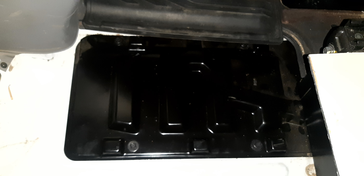 Vị trí nắp hộc để bình ắc quy xe Hyundai Solati dưới chân ghế lái tại Cần Thơ - Ắc Quy Cát Lâm