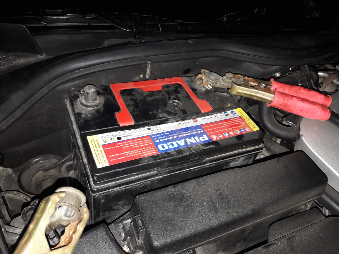 Khoang máy thực tế xe Lexus LS 430 lắp bình ắc quy cọc Thuận R kích thước D26 tại Cần Thơ - Ắc Quy Cát Lâm