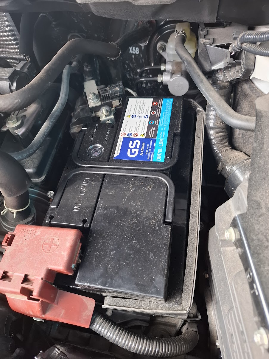 Lắp đặt thực tế bình ắc quy GS Platinum DIN70L-LBN cho xe Lexus RX 350 vừa khít khay nguyên bản tại Cần Thơ - Ắc Quy Cát Lâm