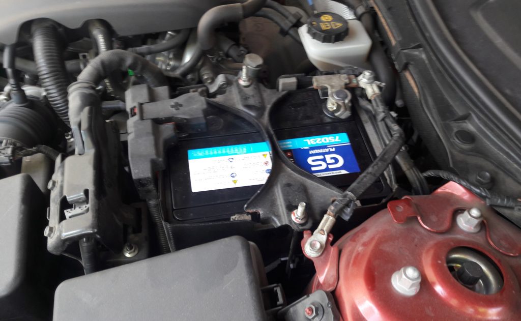Khoang máy xe Mazda 3 lắp bình ắc quy GS Platinum MF 75D23L 12V 65Ah tại Cần Thơ - Ắc Quy Cát Lâm