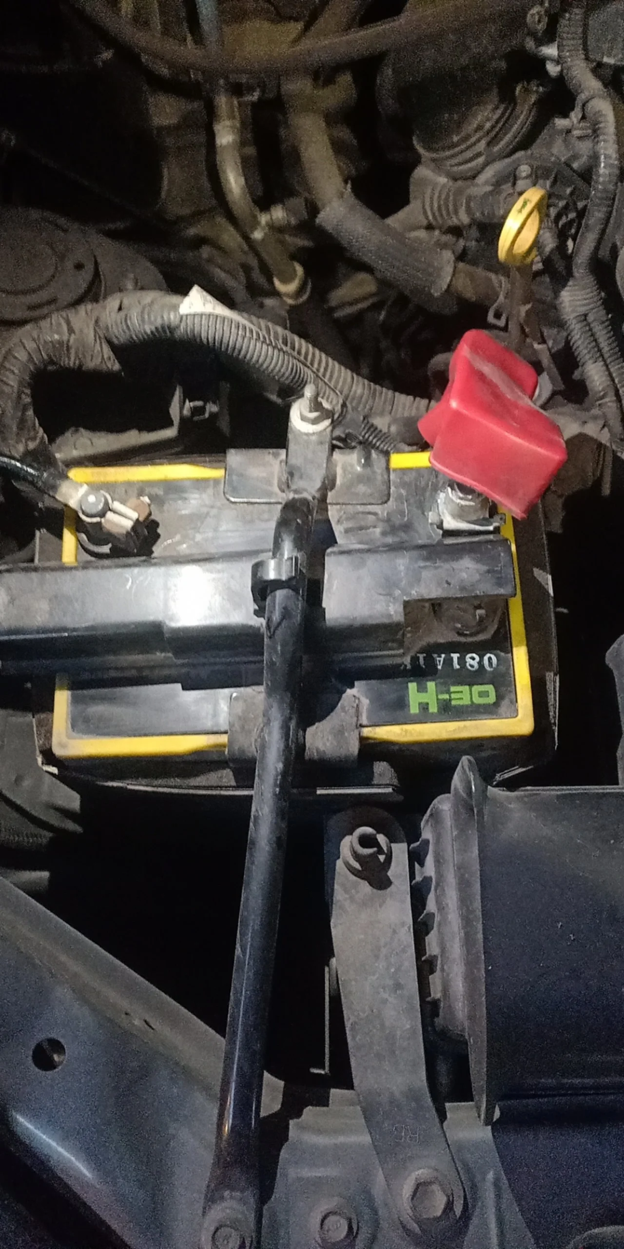 Hình ảnh cận cảnh cọc bình ắc quy xe Toyota Avanza cọc Thuận R đầu cọc nhỏ tại Cần Thơ - Ắc Quy Cát Lâm