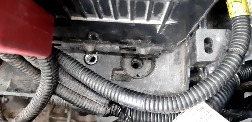 Cận cảnh khay chứa và các lỗ ốc chân pát bắt bình ắc quy xe VinFast Fadil tại Cần Thơ - Ắc Quy Cát Lâm