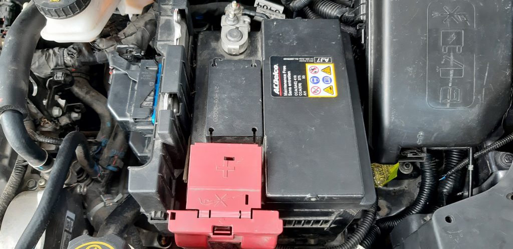Vị trí lắp đặt bình ắc quy trong khoang máy xe VinFast Fadil với cụm module cầu chì cọc dương màu đỏ tại Cần Thơ - Ắc Quy Cát Lâm