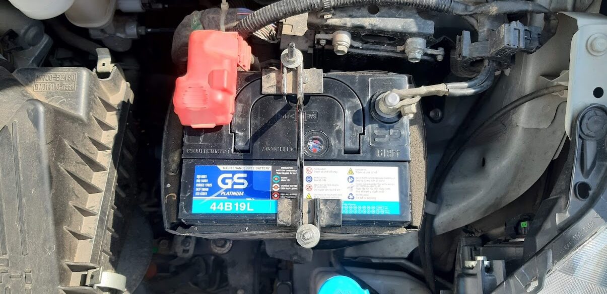 Thay lắp bình ắc quy GS MF 44B19L (12v-40ah) cho xe Toyota Wigo
